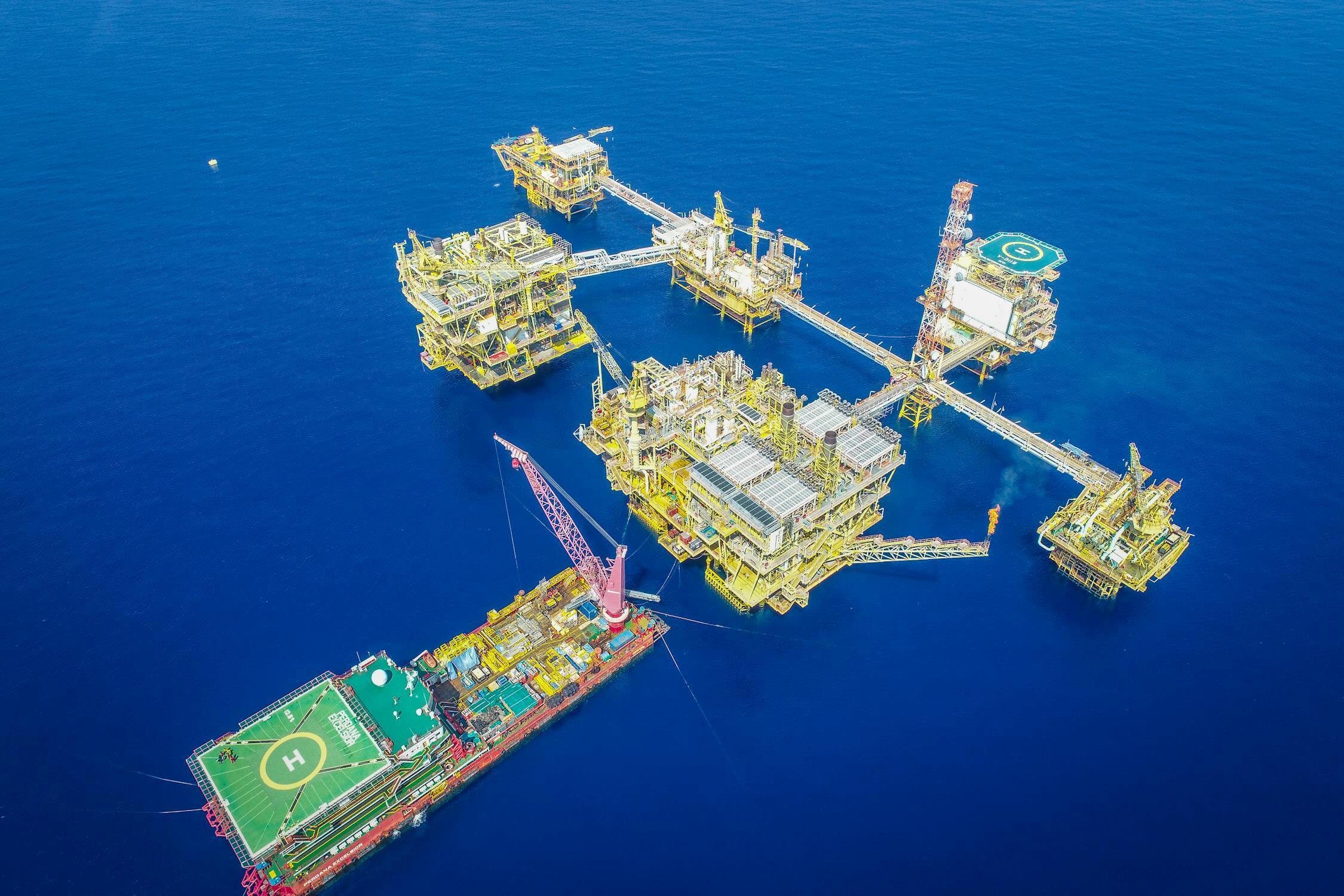 The World’s Top 10 Oil Producers in 2024 include the US, Saudi Arabia, Russia, Canada, China, Iraq, Brazil, UAE, Iran, and Kuwait